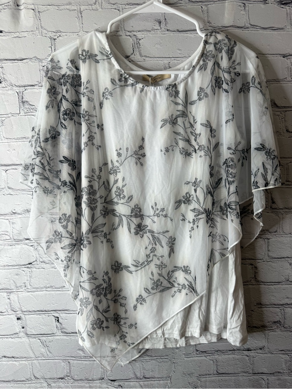 NWT cestyle Women's White Floral Overlay Top - Lightweight Layered Blouse med